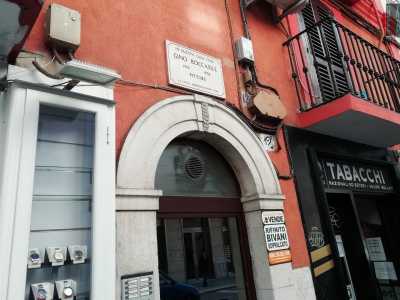 ...visse per 17 anni nel capoluogo pugliese abitando in un appartamento sito al numero 12 di via Prospero Petroni...